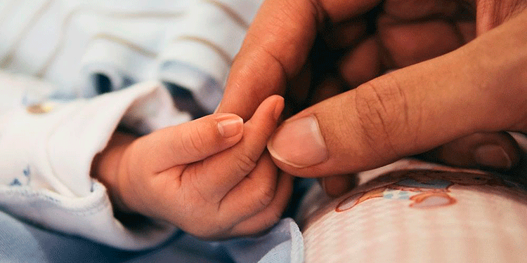 Mujer acude al hospital por dolor estómago y regresa a casa con un bebé