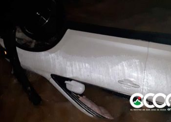 Dos personas resultan ilesas luego de que carro cayera por puente provisional en Monte Negro