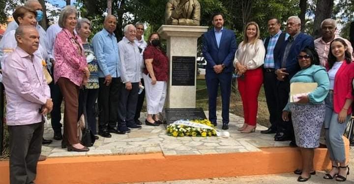 Remozan plazoleta en honor al botánico sueco Erik Leonard Ekman