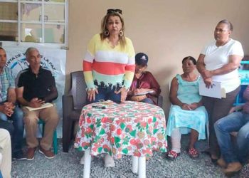 Gobernadora se compromete asumir necesidades de Sabana Larga