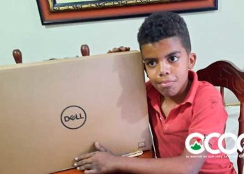 Exsenador Pedro Alegría entrega computadora a niño que creó pala mecánica