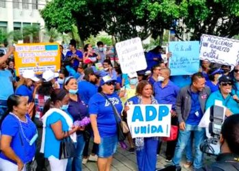 Cientos de maestros se movilizan en demanda 25% aumento salarios