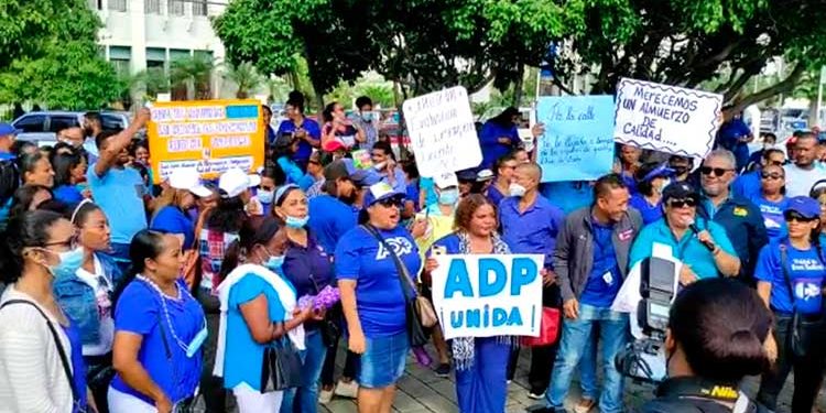 Cientos de maestros se movilizan en demanda 25% aumento salarios