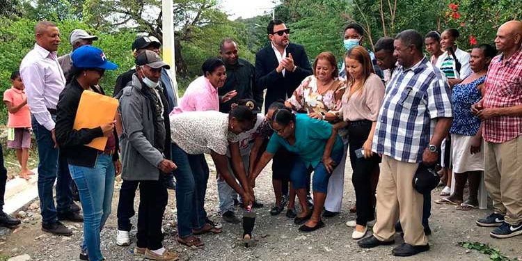 Alcaldía Ocoa inicia segunda etapa construcción aceras y contenes en Los Ranchitos y Las Caobas