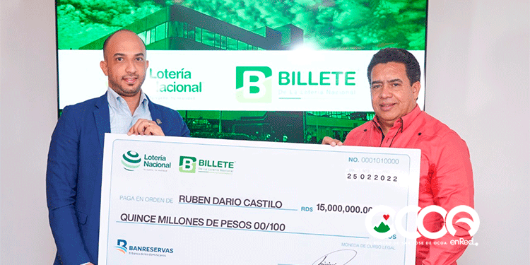 Rubén Castillo nuevo millonario; Lotería entrega 15 millones del sorteo de Billetes