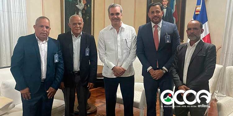 Presidente Abinader se reúne con directores de distritos y alcalde, promete obras y minibús