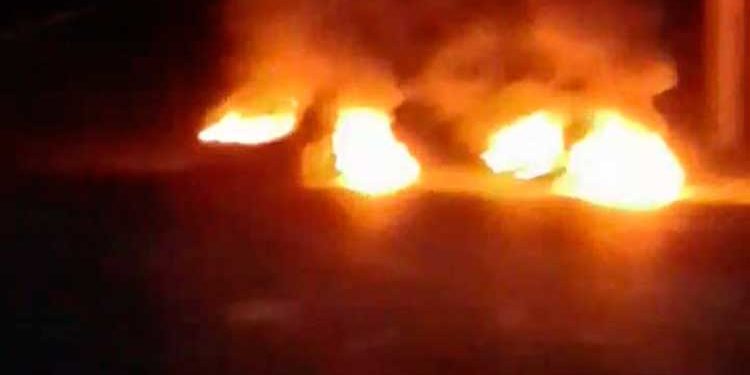 Queman neumáticos contra apagones de EdeSur en puente Ocoa-Sabana Larga