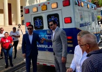 Presidente Grupo Telemicro entrega ambulancia a la Alcaldía de Ocoa