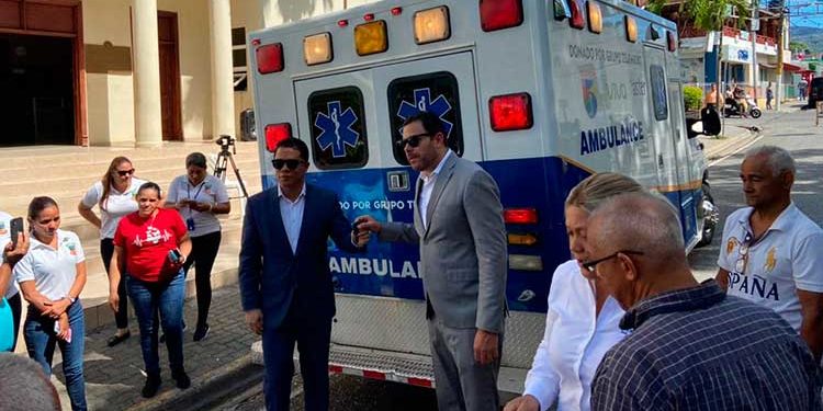 Presidente Grupo Telemicro entrega ambulancia a la Alcaldía de Ocoa