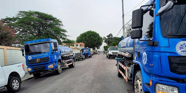 INAPA recibe cuatro camiones cisterna para suplir de agua la población