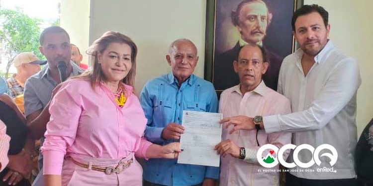 Gobierno entrega 14 millones de pesos para autobuses de Naranjal y Parra; Los Martínez un camión