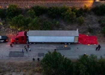 Hallan a 50 migrantes muertos en un camión abandonado en Texas