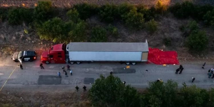 Hallan a 50 migrantes muertos en un camión abandonado en Texas