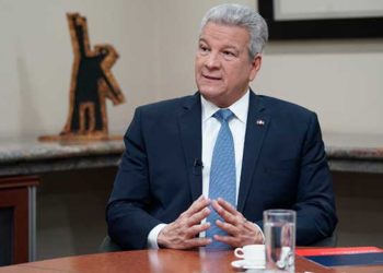 Ministro de la Presidencia solicita licencia; vinculan a un hijo en caso de presunta corrupción