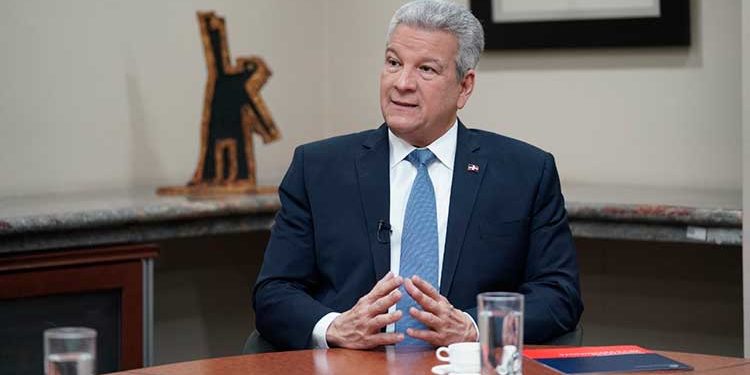 Ministro de la Presidencia solicita licencia; vinculan a un hijo en caso de presunta corrupción