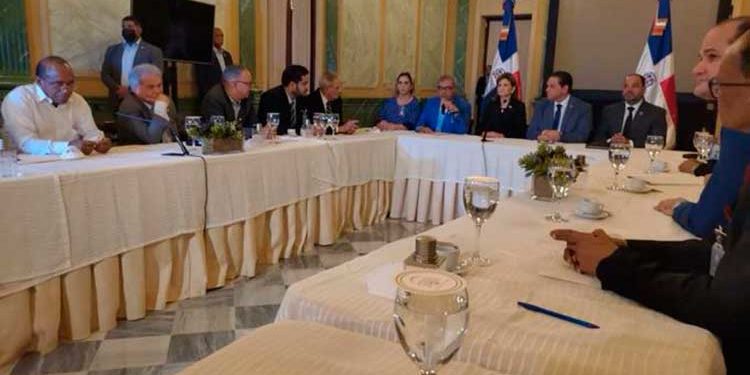 Gobierno y Colegio Médico olvidan los empujones y arriban acuerdo