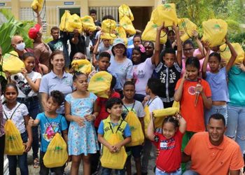 Fundación Ocoa de Pie entrega kits de útiles escolares en escuelas de Parra y Ocoa