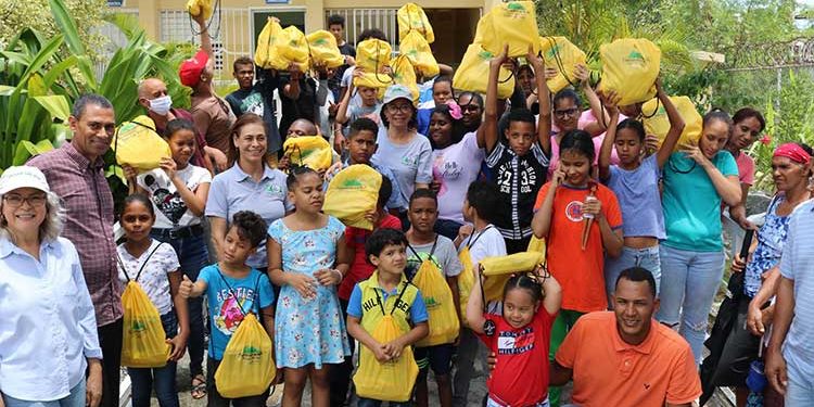 Fundación Ocoa de Pie entrega kits de útiles escolares en escuelas de Parra y Ocoa