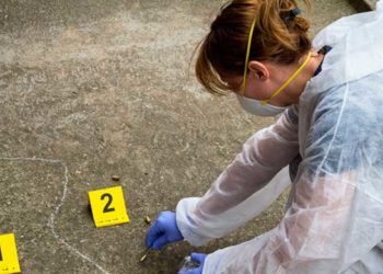 Hombre dispara a una mujer en Houston pero la bala rebota y lo mata