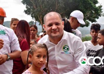 Presidente Fundación Somos de Ocoa entrega cientos de útiles escolares