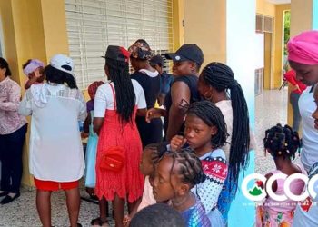 Estudiantes haitianos listos para iniciar año escolar en Rancho Arriba; reciben útiles de Educación