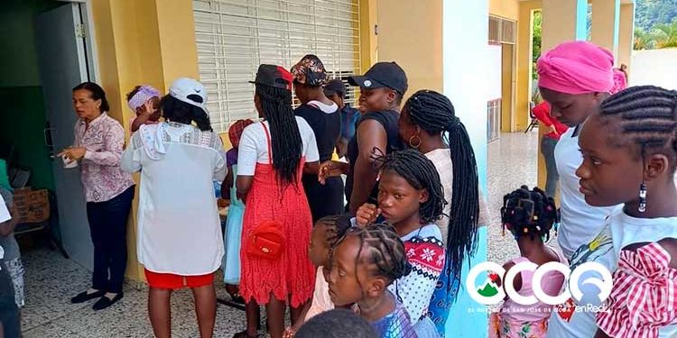 Estudiantes haitianos listos para iniciar año escolar en Rancho Arriba; reciben útiles de Educación