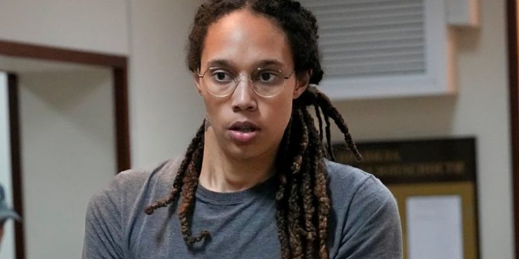 Rusia libera a la basquetbolista Brittney Griner en intercambio por un traficante de armas con EE.UU.