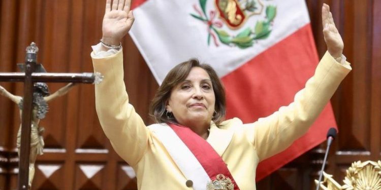 Dina Boluarte, la primera mujer presidenta de Perú que asumió el cargo tras la destitución de Pedro Castillo