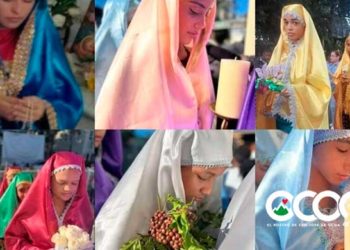 Adolescentes desfilaron vestidas de Virgen por la Paz Mundial y protección de la Madre Naturaleza