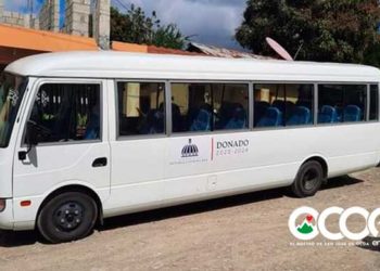 Gobierno entrega minibús a estudiantes de la comunidad de Parra