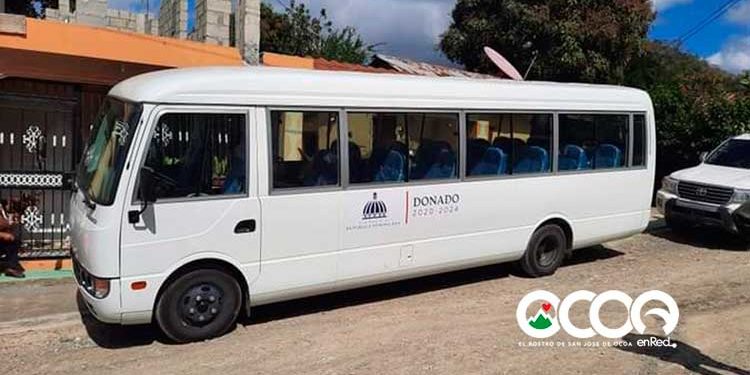 Gobierno entrega minibús a estudiantes de la comunidad de Parra