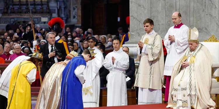 El papa pide «ensuciarse las manos para hacer el bien» contra las guerras