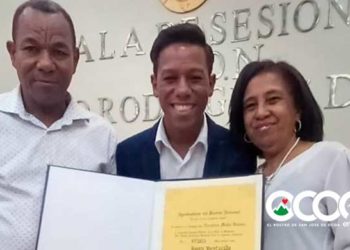 Alcaldía del DN reconoce trayectoria profesional y labor social de joven ocoeño