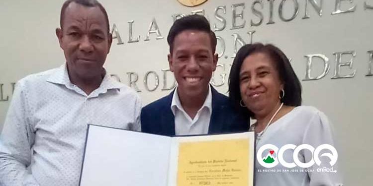 Alcaldía del DN reconoce trayectoria profesional y labor social de joven ocoeño