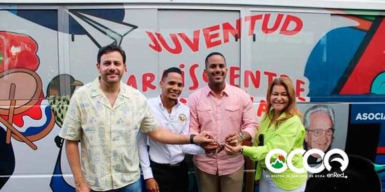 Ministerio de la Juventud entrega autobuses asociaciones estudiantes de Ocoa