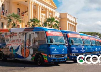 Asociaciones de estudiantes de Ocoa y Rancho Arriba reciben modernos autobuses; presidente encabeza acto