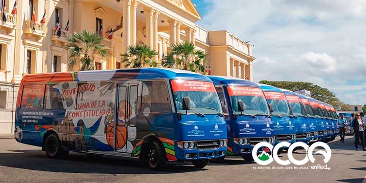 Asociaciones de estudiantes de Ocoa y Rancho Arriba reciben modernos autobuses; presidente encabeza acto