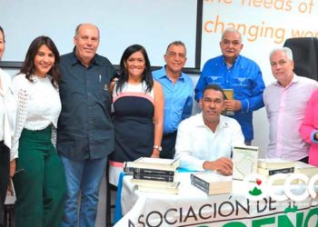 Magistrado José Manuel Arias pone a circular libro en Miami y Orlando