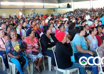 Gobierno entrega regalos por el Día de las Madres en Ocoa; otras se quejan por solo recibir una funda