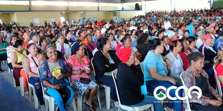 Gobierno entrega regalos por el Día de las Madres en Ocoa; otras se quejan por solo recibir una funda