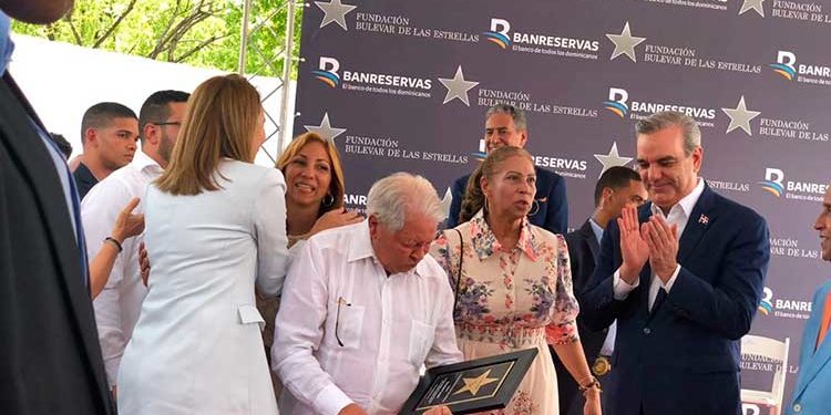 Artista ocoeño reconocido por la Fundación Bulevar de las Estrellas