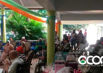 Ecologistas del Maniel llevan alegría a envejecientes  del Hogar San Antonio