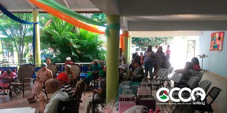 Ecologistas del Maniel llevan alegría a envejecientes  del Hogar San Antonio