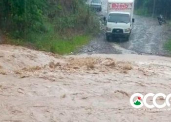 Constantes aguaceros desbordan arroyos y cañadas en localidades de Ocoa
