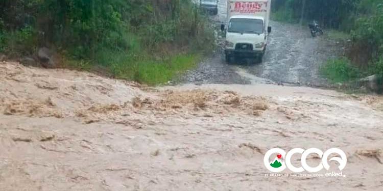 Constantes aguaceros desbordan arroyos y cañadas en localidades de Ocoa