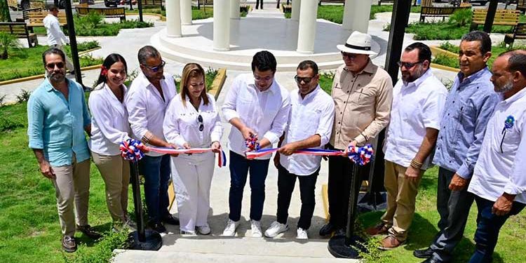 Ministro de Turismo inaugura  Parque Central en El Pinar