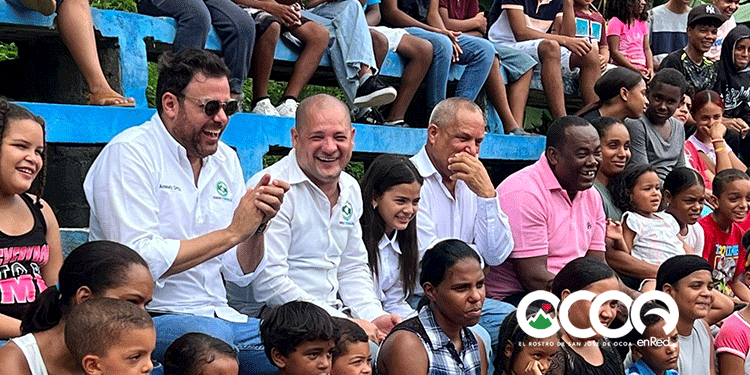 Fundación Somos de Ocoa y alcaldía entregan 4,500 combos de útiles escolares