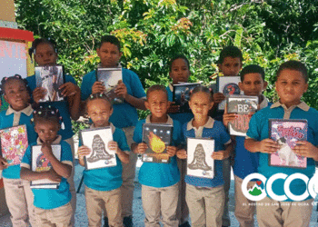 Comunicador entrega útiles escolares en escuela de la comunidad Las Auyamas