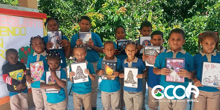 Comunicador entrega útiles escolares en escuela de la comunidad Las Auyamas