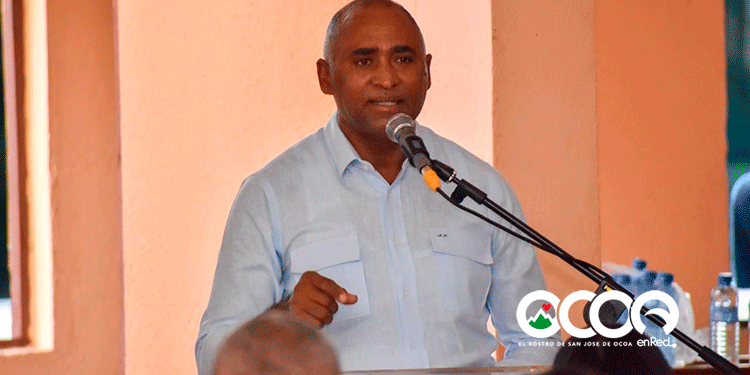 Docentes de Peravia brindan apoyo a candidatura a senador de Julito Fulcar